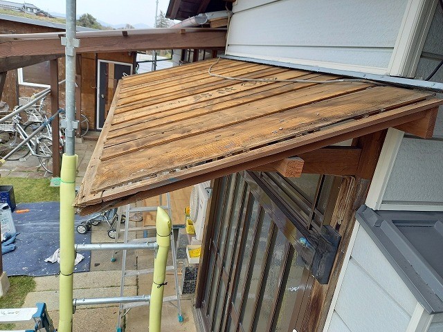 庇屋根下地の劣化